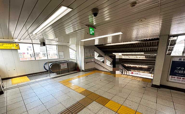 上福岡駅改札口から西口へ（左側）１階へ降りる